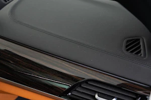BMW Individual bovenzijde dashboard in leder uitgevoerd