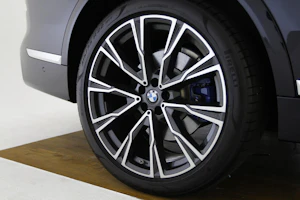 22 inch BMW Individual lichtmetalen wielen Y-spaak (styling 758) in Bi-colour Orbit Grey.